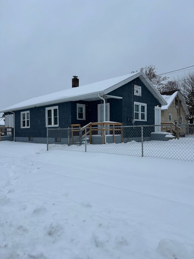 Building Photo - ** Move in Special ** Updated 3-Bedroom, 1-Bathroom Home – $1,350/Month | 1,092 Sq. Ft. | Accepti...