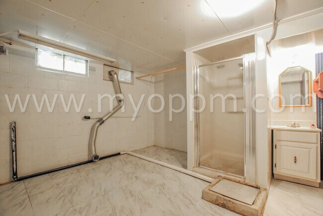 Building Photo - Raised Ranch | 3 Bedroom 2 Bathroom Home | Benson