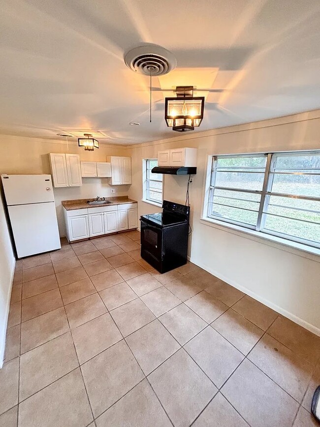 Building Photo - 301 Thacker Loop