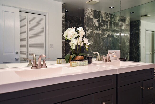 Building Photo - 8 Floral Ave