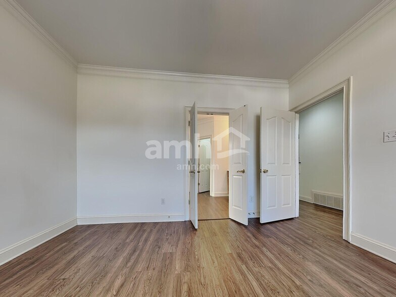 Building Photo - 1015 Warwick Pl