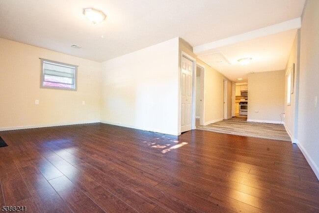 Building Photo - 354 Maxim Dr