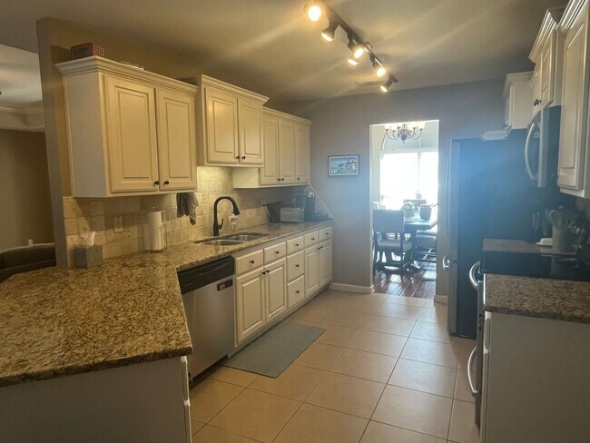 Building Photo - New Listing!