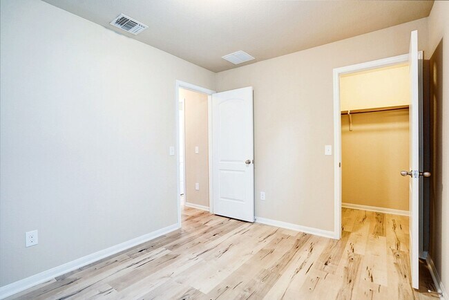 Building Photo - Charming 3BR/2BA Contemporary Home with Lu...