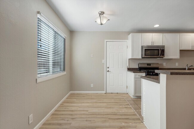 Building Photo - For Rent with Move-in Special ($1,200 off Base Rent ) | 3 Beds 2 Bath | 2 Car Garage |  NE Height...