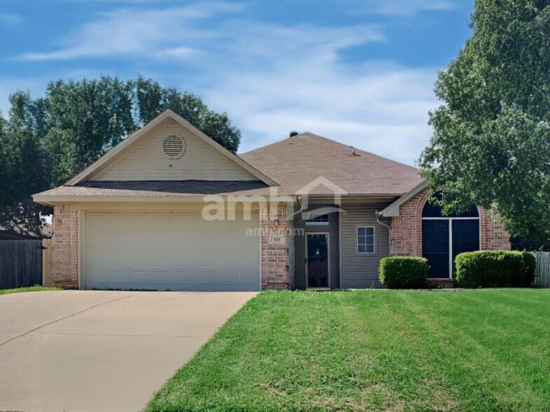 Primary Photo - 605 Arbor Ln