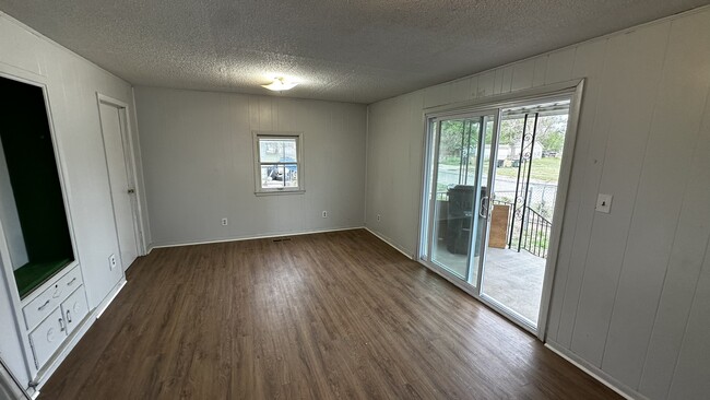 Building Photo - 1201 E 8th Ave