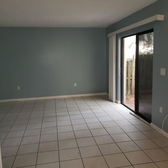 Building Photo - Nice 2bed and 1.5 bath townhouse near USF