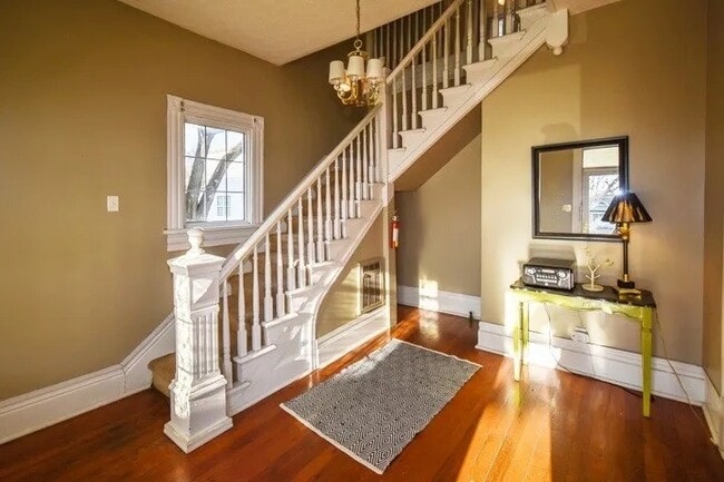 Foyer - 808 E 11th Ave