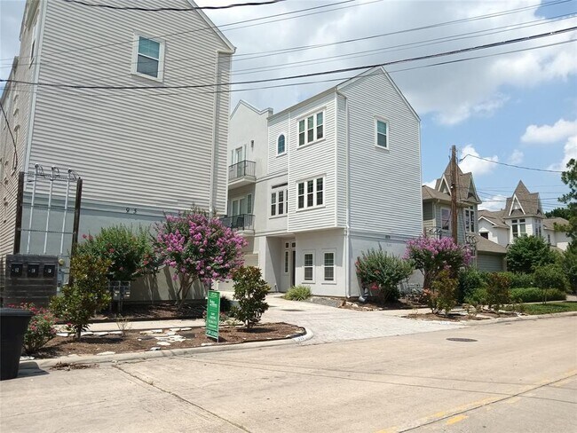 Building Photo - 925 W 23rd St