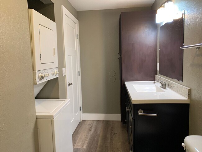 Building Photo - APPLICATION PENDING - Lovely modern 2 bedroom upstairs unit