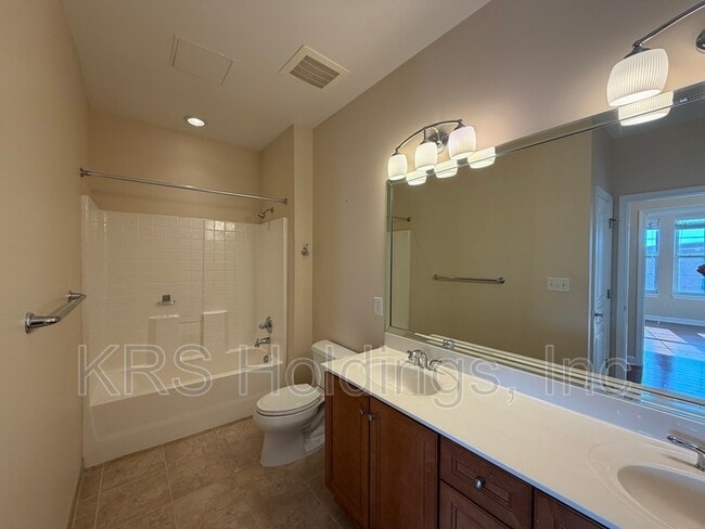 Building Photo - 670 Town Center Dr