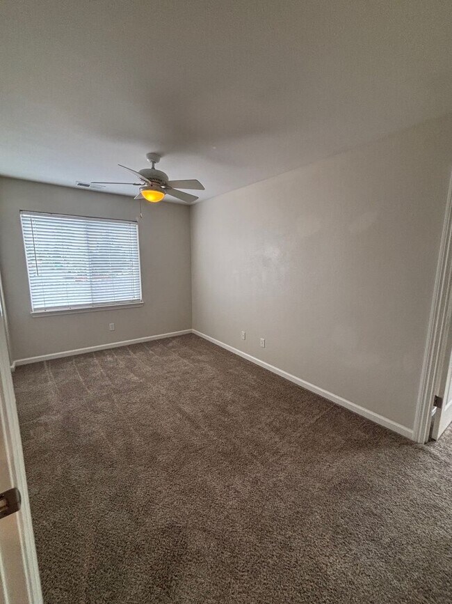 Building Photo - 3 Bedroom 2.5 Bathroom Single Family Home located in Northwest Santa Rosa