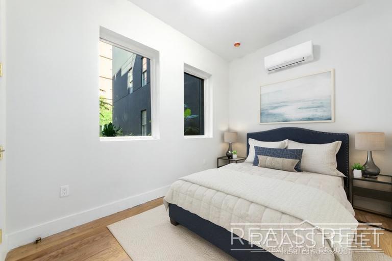 Building Photo - Spacious 5-Bedroom, 2-Bath Duplex in Prime...