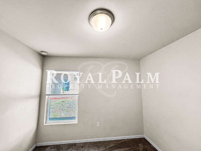 Building Photo - 4BR/2BA Duplex Living in Vistanna Villas + Washer & Dryer! — Space, Style, and Laundry Convenienc...