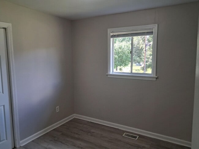 Building Photo - 3 bedroom 1 bath home