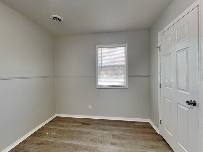 Building Photo - Beautiful 4BR 1BA Home w/  Granite Counters, Stainless Steel Appliances and Big Backyard in Grand...