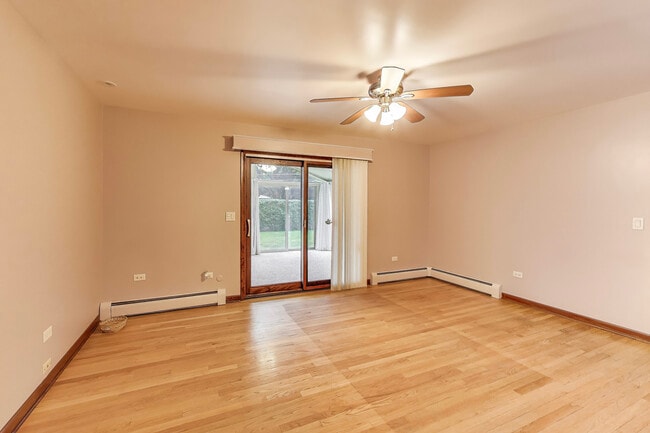 Building Photo - 933 Garden Ln
