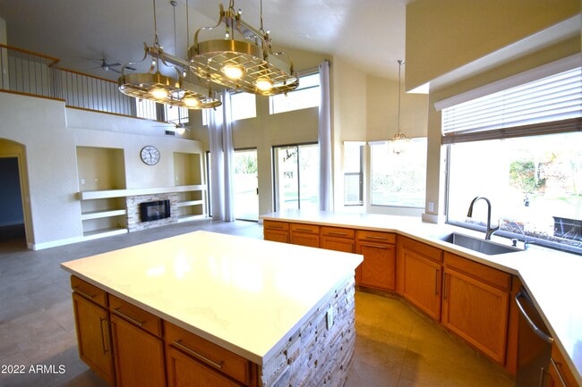 Building Photo - 768 E Irma Ln