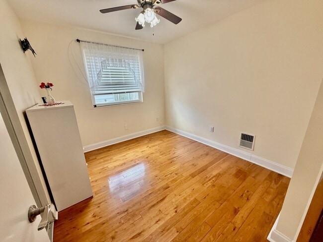 Building Photo - SPACIOUS & MODERN 3 BED/1.5 BA HOUSE w/ Central AC-HARDWOOD Flooring-WASHER/DRYER & Rear PATIO in...