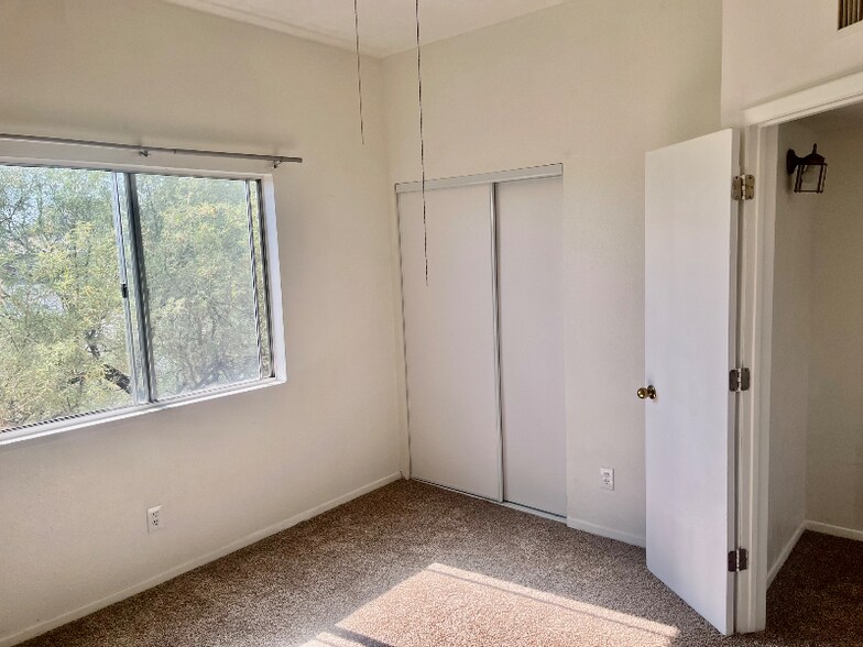 Building Photo - 3409 N Fontana Ave