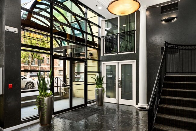 Building Photo - Beautiful condo w/garage space in desirable Belltown! Available 6/10/2026!