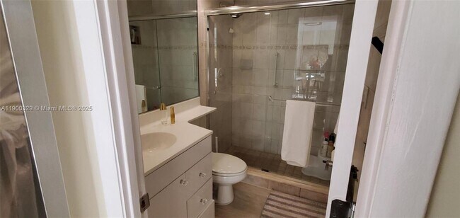 Building Photo - 900 NE 18th Ave