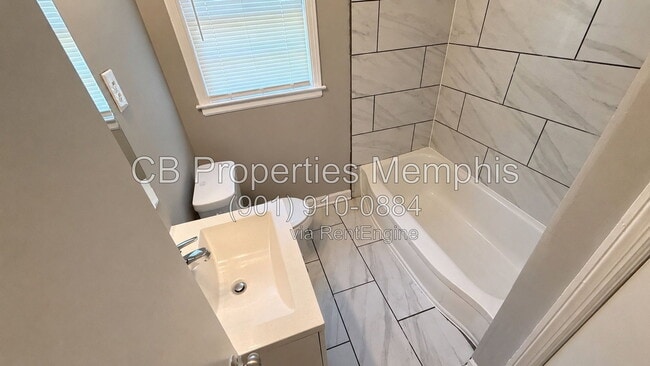 Building Photo - 1570 Jay Cove