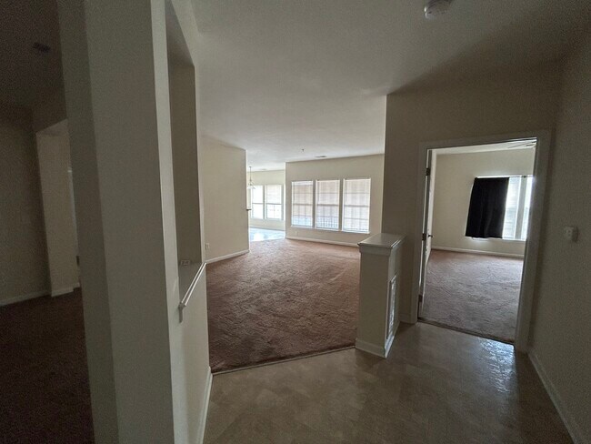 Building Photo - 812 Long Dr