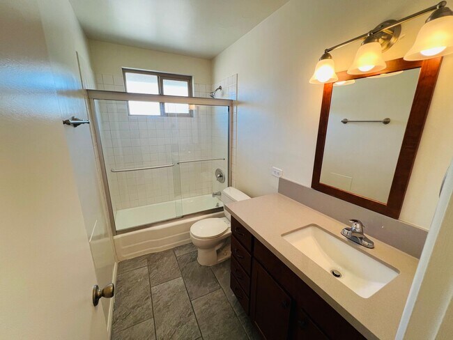 Building Photo - Charming 1 Bedroom unit, completely remodeled with In-Unit Washer/Dryer!