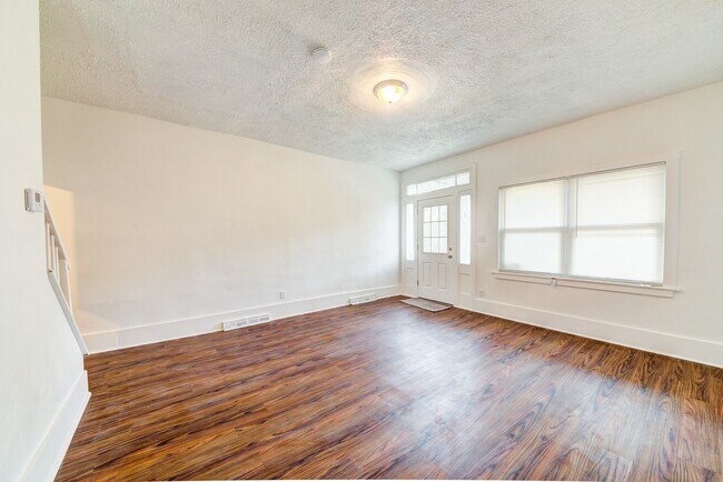 Building Photo - Available July 2026 - Spacious 2 Bedroom Home in Mt. Washington!