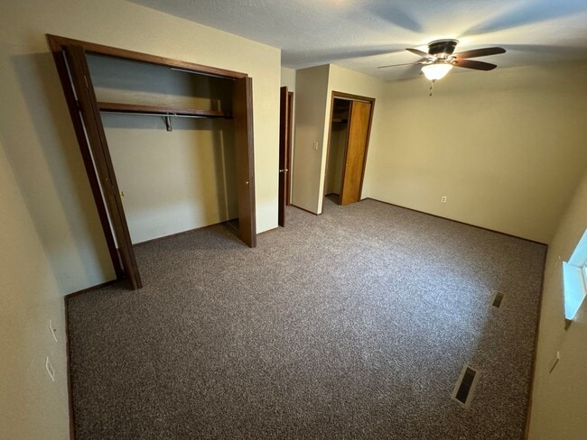 Building Photo - 2 bedroom 1.5 bath home in a great location!