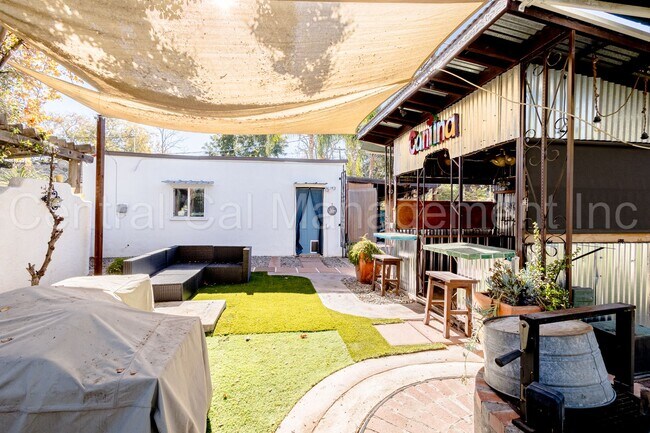Building Photo - 3 Bedroom/2.5 Bath Home with a Mother In Law Unit - $2595 per month!