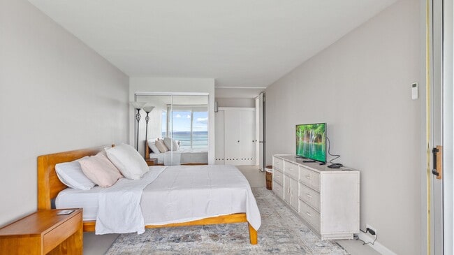 Building Photo - Live the Gold Coast Lifestyle!