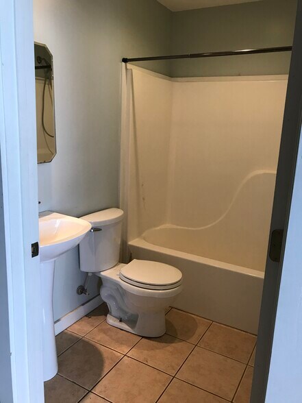 Bathroom 1 - 7 Saint Emanuel St