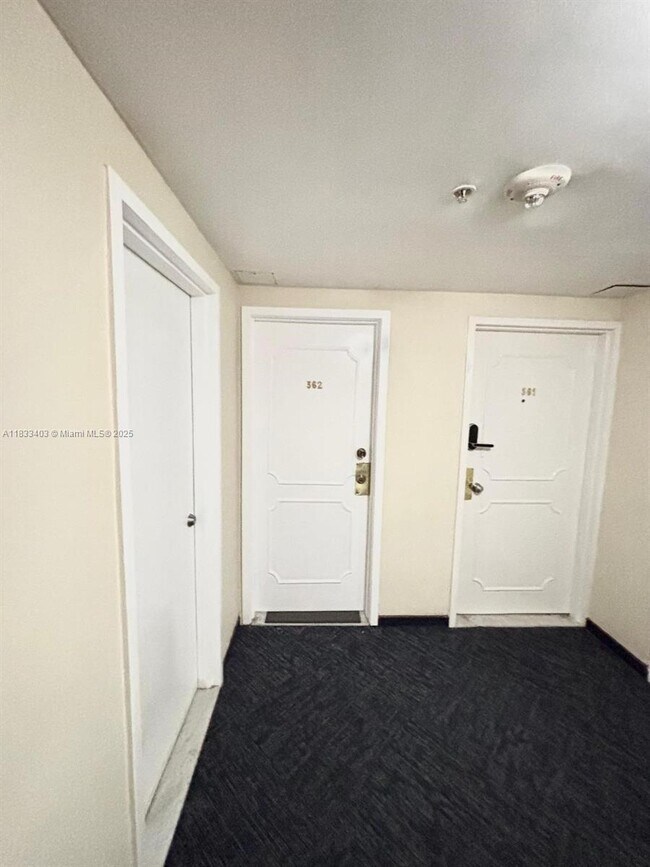 Building Photo - 801 Brickell Bay Dr