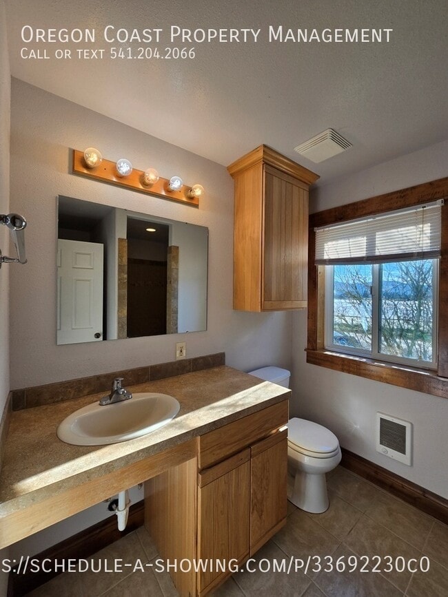 Building Photo - 1025 Wilson River Loop