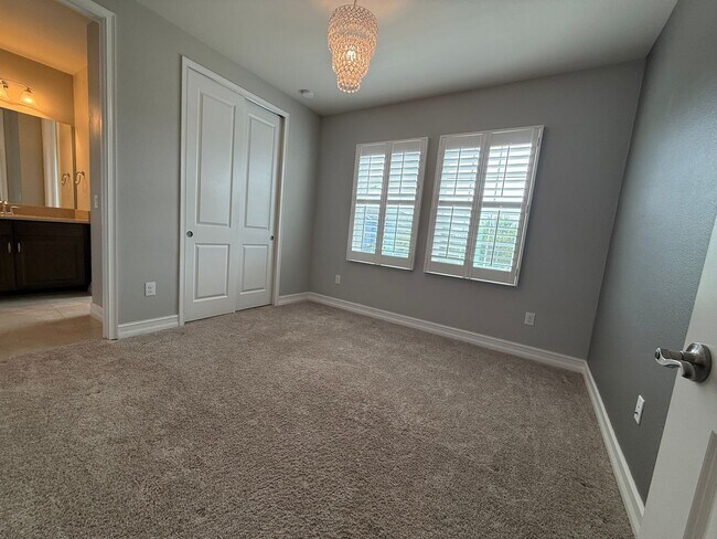 Building Photo - Beautiful Townhome in Lutz