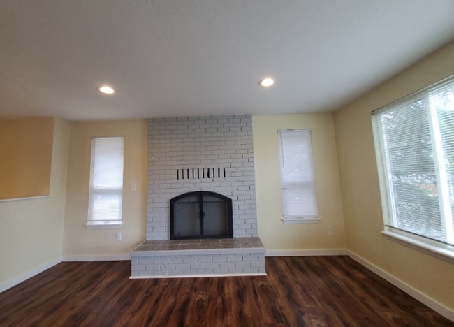 Building Photo - 6 bedroom, 2 bath home with Two Car Garage!!!!