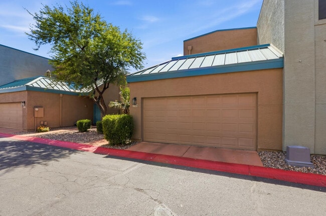 Building Photo - 2027 E University Dr