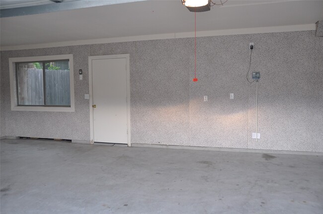 Building Photo - 3305 Knollcrest Ln