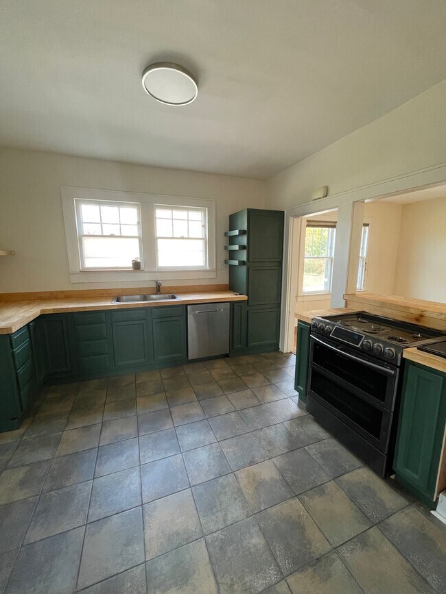 Building Photo - 1947 Emoriland Blvd