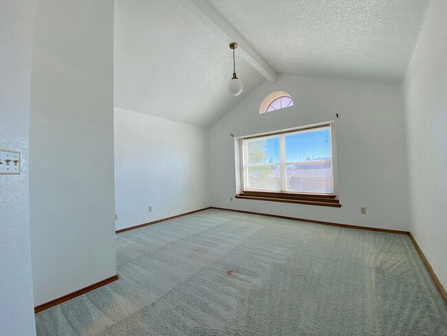 Building Photo - Northeast El Paso 3 bed with Refrig A/C