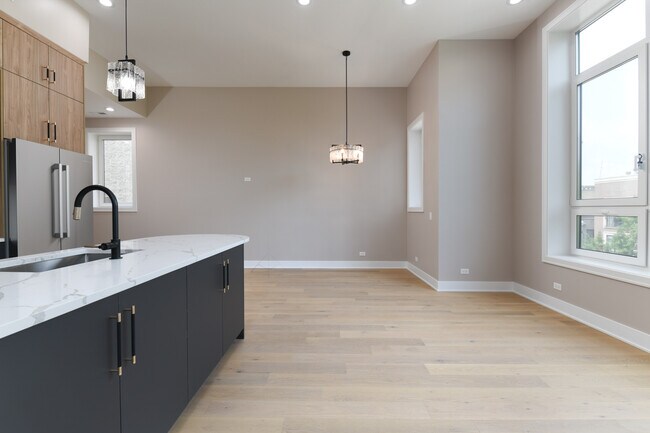 Building Photo - 1627 W Warren Blvd