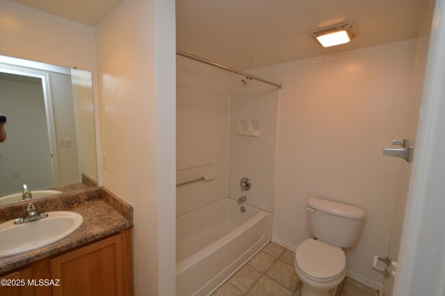 Building Photo - 4327 E Bellevue St