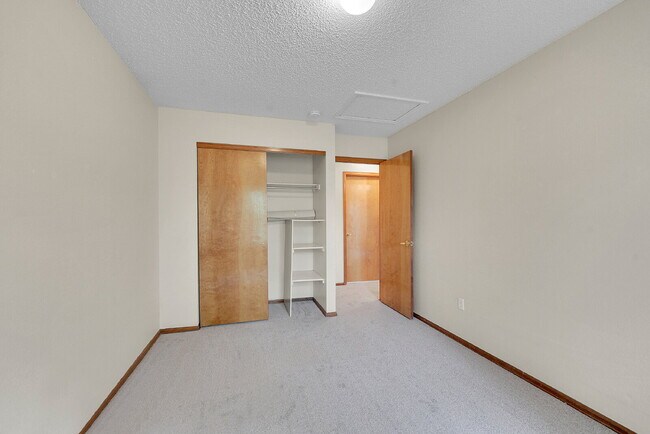 Building Photo - $2,895, 4 bed, 3 bath, located in Westmins...