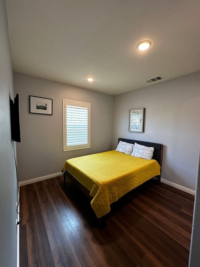 Building Photo - 4 Bedroom Single Family Home in Riverside