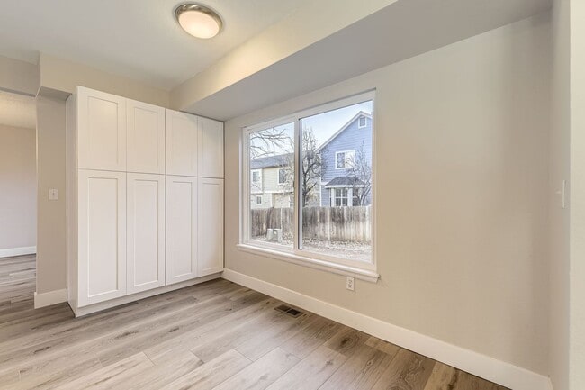Building Photo - 4 bedroom, 2 1/2 bath home with attached 2...