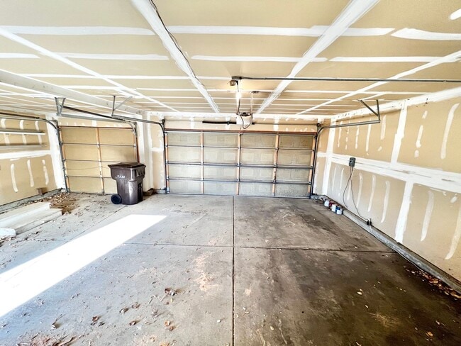 Building Photo - 4 bed, 3 bath Home in Huntington Hills Nei...