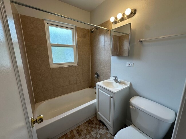 Building Photo - Nice 1 Bed w/Dining Room and Newer Kitchen and Bath at Roger's Glenwood District